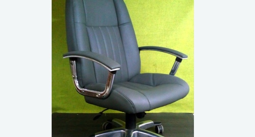 Перетяжка офисного кресла кожей. Советская Гавань